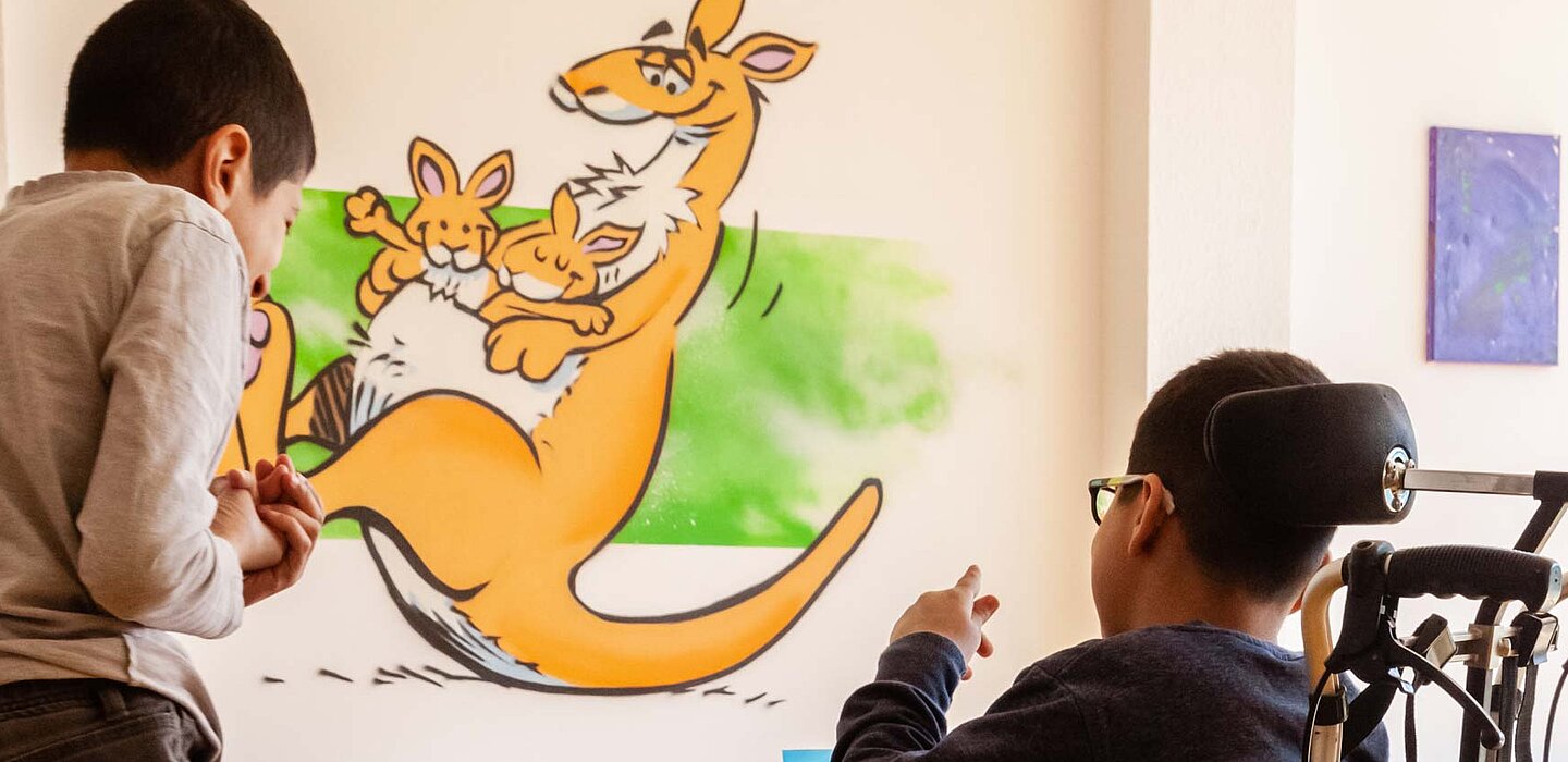 2 Kinder beim spielen in der Kindertagesstätte